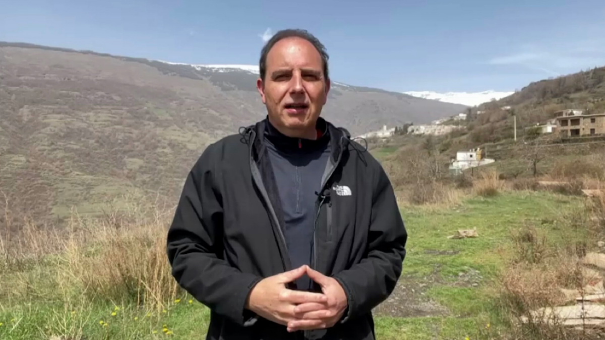 Ocaña pide a la Junta que lidere un plan de limpieza y mantenimiento de las fachadas de los pueblos alpujarreños tras la calima